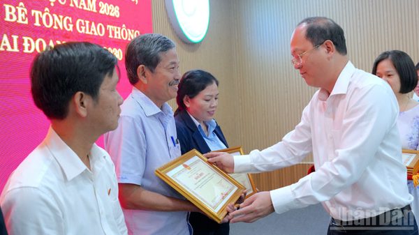 Vừa hoàn thành xong hơn 1.000 căn nhà, Cà Mau phát động đột phá giao thông nông thôn