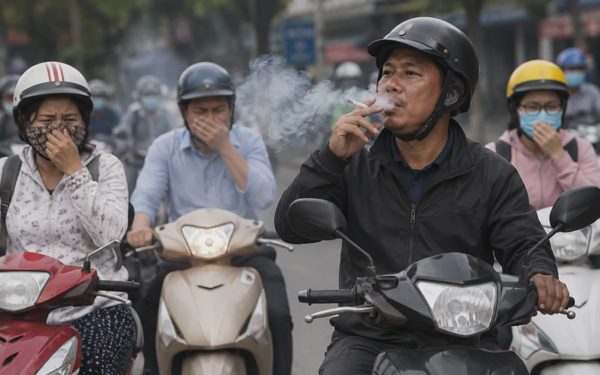 Vừa hút thuốc, vừa lái xe có bị xử phạt?