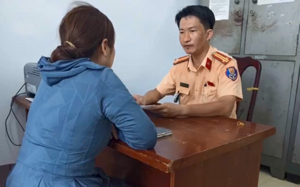 Vừa lái ô tô vừa bấm bấm điện thoại, nữ tài xế ở Đà Nẵng bị phạt