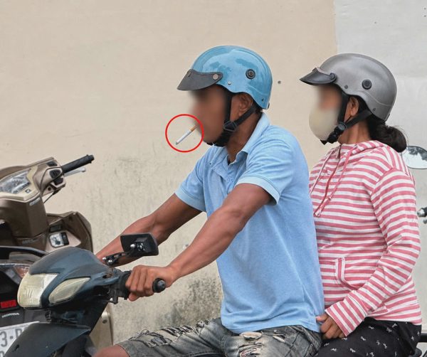 Vừa lái xe vừa hút thuốc: Nguy hiểm cho người đi đường