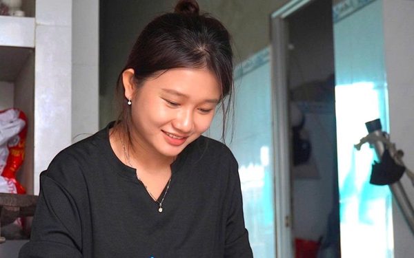 Vừa làm đôi mắt cho mẹ vừa bán cá kiếm sống, nữ sinh Vĩnh Long vẫn đậu đại học với 24,91 điểm
