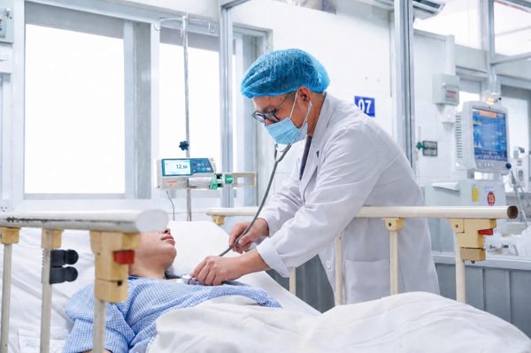 Vừa sinh con, cô gái trẻ hôn mê sâu vì sốt xuất huyết