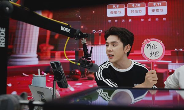 'Vua son môi' Trung Quốc không lo AI cướp việc làm
