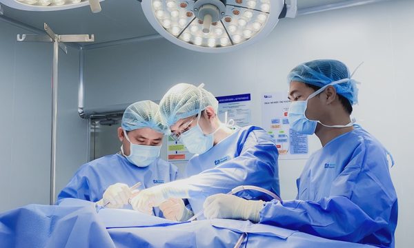 Vừa thay khớp vừa kết hợp xương cho người phụ nữ