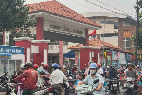 Vừa vào năm học, một trường ở TPHCM phải chấn chỉnh cảnh ùn tắc trước cổng