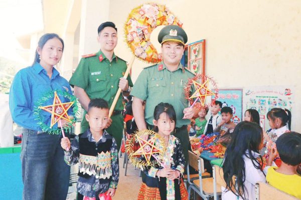 Vui Trung thu cùng thiếu nhi Sơn La, An Giang