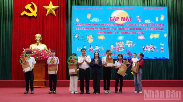 Vùng 3 Hải quân tặng quà, trao học bổng cho con quân nhân có hoàn cảnh khó khăn