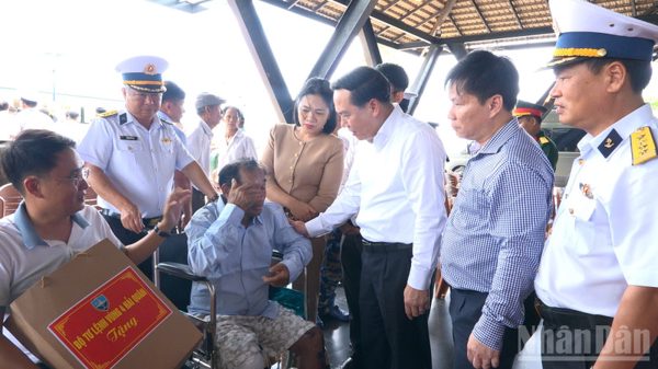 Vùng 4 Hải quân gặp mặt, động viên và bàn giao 32 ngư dân gặp nạn trên biển