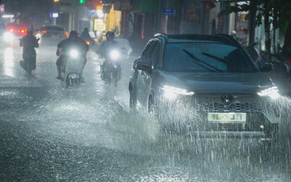 Vùng áp thấp khả năng mạnh lên, miền Trung mưa lớn kéo dài tới 16-9