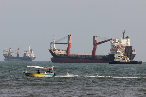 Vùng cấm mới của Iran quanh "yết hầu" Hormuz có khả thi?