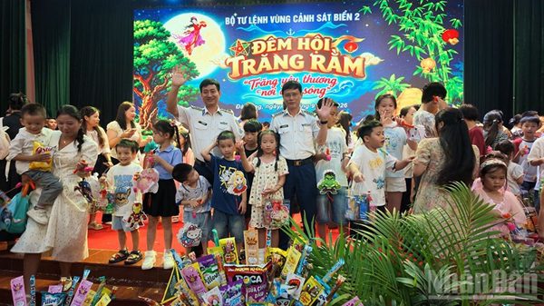 Vùng Cảnh sát biển 2 mang Trung thu đến với hàng trăm trẻ thơ