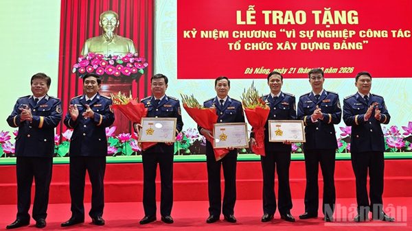 Vùng Cảnh sát biển 2 tặng Kỷ niệm chương “Vì sự nghiệp công tác tổ chức xây dựng Đảng”