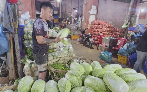 Vùng sản xuất bị ngập, sản lượng rau giảm mạnh, nhưng giá còn 'chấp nhận được'