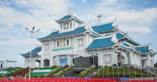 Vương cung thánh đường Đức Mẹ La Vang với mái ngói, mái đao đậm nét Việt
