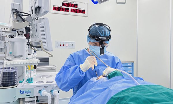 Vướng họng do xương dài bất thường