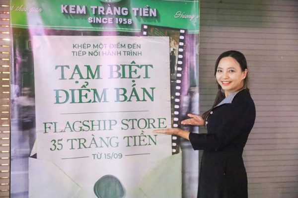 Vượt 300 km, đội mưa đến check-in lần cuối ở kem Tràng Tiền