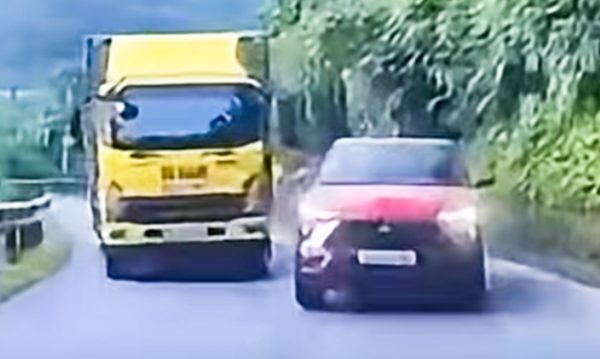 Vượt ẩu trên đường cong, tài xế bị người dân ghi hình gửi CSGT