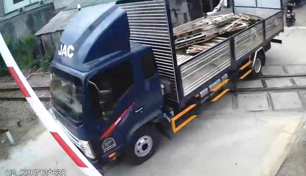 Vượt chắn tàu đang hạ, tài xế bị phạt hơn 41 triệu đồng