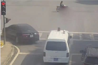 Vượt đèn đỏ để nhường đường xe ưu tiên, tài xế có bị xử phạt?