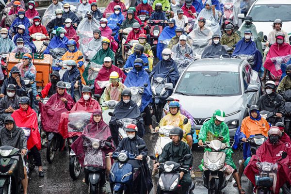 Vượt đỉnh điểm mưa bão, Hà Nội hôm nay tiếp tục mưa to