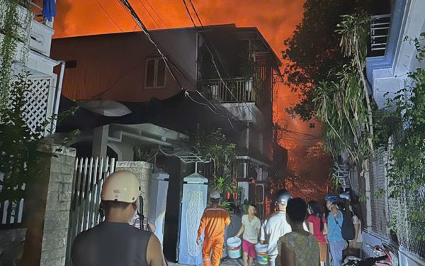 Vượt dòng người đi 'bão', lính cứu hỏa kịp thời dập tắt vụ cháy nhà ở Huế