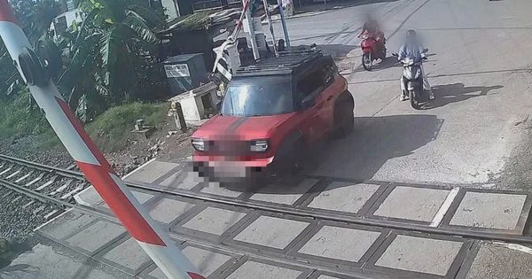 Vượt đường sắt bất chấp đèn đỏ, tài xế ô tô bị phạt 19 triệu đồng