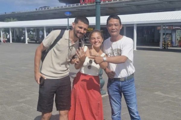 Vượt hơn 1.000km để trao trả nhẫn cưới cho du khách nước ngoài đánh rơi