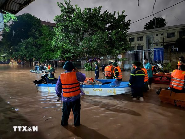 Vượt mưa lũ, kịp thời hỗ trợ người dân vùng ngập Lạng Sơn
