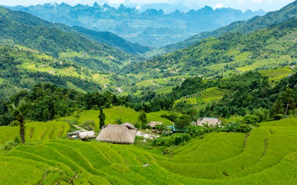 Vượt núi băng rừng ngắm ruộng bậc thang trên ‘nóc nhà Đông Bắc’