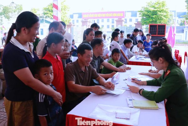 Vượt núi đưa con đến nhập học ở ngôi trường đặc biệt