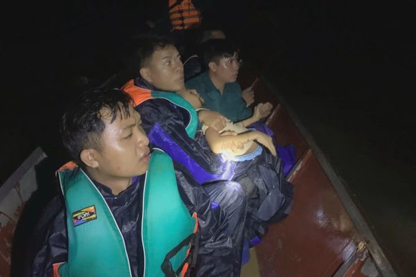 Vượt sông trong đêm đưa học sinh bị co giật đi cấp cứu