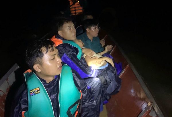 Vượt sông trong đêm mưa lũ đưa học sinh lớp 5 lên cơn co giật đi cấp cứu