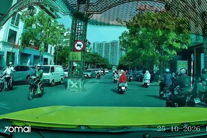Vượt xe trên phố Hà Nội, người đi mô tô phân khối lớn tự ngã ngay trước mũi ô tô