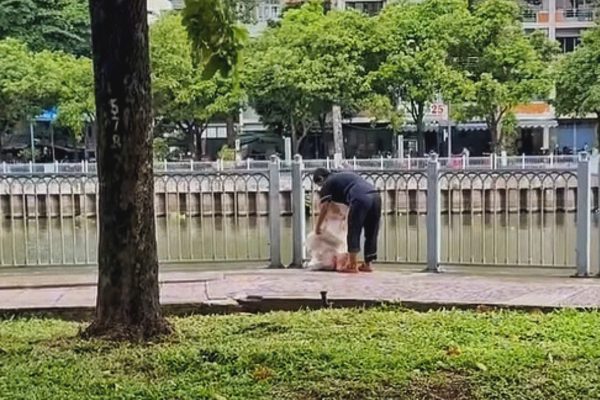 Vứt rác xuống kênh Nhiêu Lộc ở TPHCM, người phụ nữ bị phạt 1,5 triệu đồng