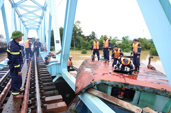 Xà lan lớn nhất mắc kẹt dưới cầu đường sắt Mỹ Chánh được giải cứu
