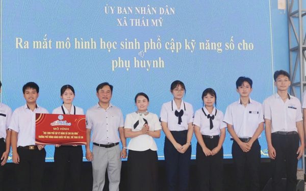 Xã Thái Mỹ ra mắt mô hình học sinh phổ cập kỹ năng số cho phụ huynh