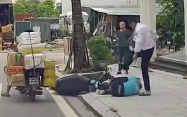 Xác định bảo vệ liên tục đá vào đầu tài xế xe ôm công nghệ trước cổng khu đô thị