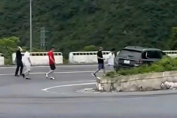 Xác minh clip nhóm người dừng ô tô giữa khúc cua ở đèo Hải Vân để ngắm cảnh