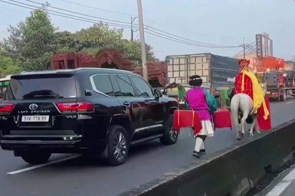 Xác minh clip 'thầy trò Đường Tăng' cưỡi ngựa trên làn ô tô ở TP.HCM