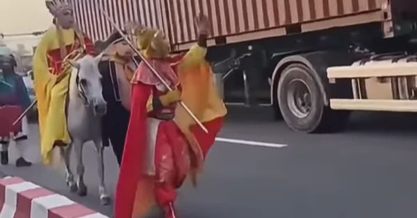 Xác minh clip 'thầy trò Đường Tăng' cưỡi ngựa vào làn ô tô ở TP.HCM
