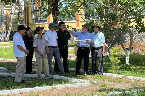 Xác minh thông tin mộ liệt sĩ tập thể trong sân trụ sở Đảng ủy xã