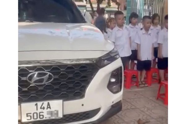 Xác minh thông tin ô tô đỗ 'chen' học sinh chào cờ ở Quảng Ninh