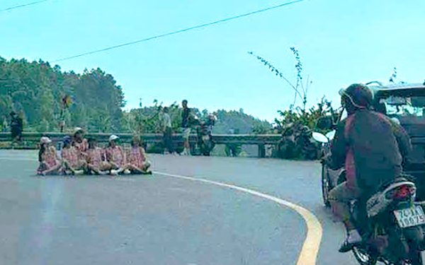 Xác minh vụ 6 phụ nữ ngồi bệt giữa khúc cua nguy hiểm trên đèo Hải Vân để chụp hình