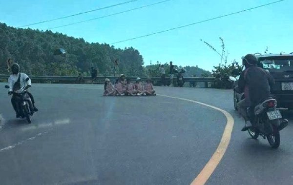 Xác minh vụ nhóm người ngồi chụp ảnh giữa khúc cua trên đèo Hải Vân