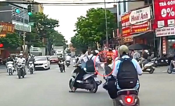 Xác minh vụ nữ sinh Bắc Ninh bị bạn túm tóc kéo ngã trên đường