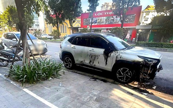 Xác minh vụ ô tô bị đốt, phá khi đậu trên đường Hà Nội ở Huế