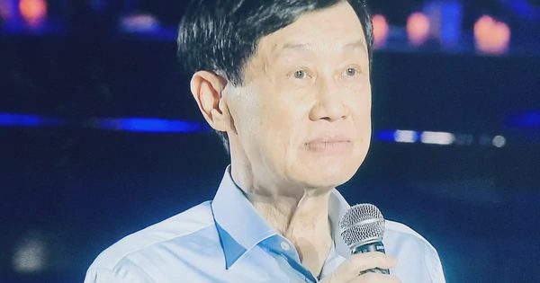 Xách túi đen, bảng không số, ông Johnathan Hạnh Nguyễn ủng hộ 10 tỷ đồng cho nhiều trẻ em Việt Nam