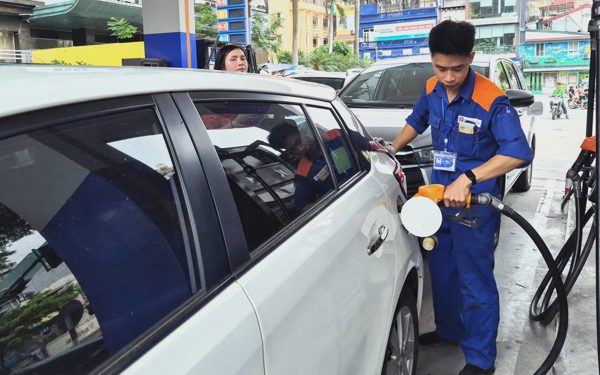 Xăng sinh học E10RON95 trên 28.000 đồng/lít, dầu diesel 0,001S tiêu chuẩn mức V giảm gần 1.000 đồng/lít