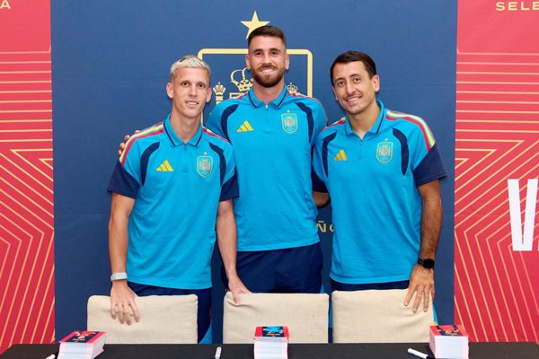 Xavi chỉ bài cho Tây Ban Nha đánh bại Argentina ở chung kết