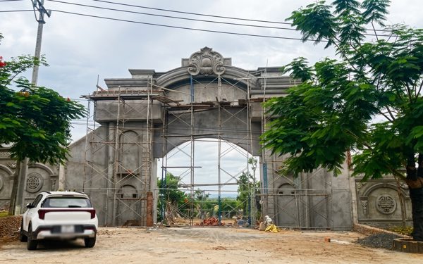 Xây cổng chào, hoành tráng hay chỉ cần vừa đủ?